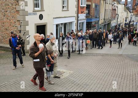 Stroud, Großbritannien. März 2021, 27th. Friedlicher Protest gegen die Covid-19-Vorschriften im Stadtzentrum von Stroud. Gloucestershire, Großbritannien. Kredit: Gary Learmonth/Alamy Live Nachrichten Stockfoto