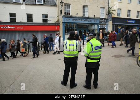 Stroud, Großbritannien. März 2021, 27th. Friedlicher Protest gegen die Covid-19-Vorschriften im Stadtzentrum von Stroud. Gloucestershire, Großbritannien. Kredit: Gary Learmonth/Alamy Live Nachrichten Stockfoto