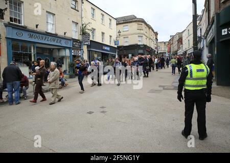 Stroud, Großbritannien. März 2021, 27th. Friedlicher Protest gegen die Covid-19-Vorschriften im Stadtzentrum von Stroud. Gloucestershire, Großbritannien. Kredit: Gary Learmonth/Alamy Live Nachrichten Stockfoto