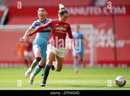 Amy Turner von Manchester United und Martha Thomas von West Ham United (links) während des Spiels der FA Women's Super League in Old Trafford, Manchester. Bilddatum: Samstag, 27. März 2021. Stockfoto