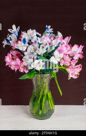 Rosa und weiße Alstroemeria in Glasvase. Stockfoto