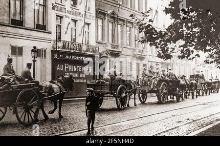 Ohne Widerstand und beobachtet von einem einsamen Jungen, deutsche Truppen in Brüssel im August 1914 zu Beginn des Ersten Weltkriegs. Stockfoto