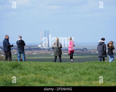 Minster on Sea, Kent, Großbritannien. März 2021, 27th. UK Wetter: Ein sonniger Nachmittag in Minster on Sea, Kent. Die Regel von 6 wird am Montag zurückkehren. Kredit: James Bell/Alamy Live Nachrichten Stockfoto