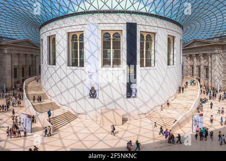 London, Großbritannien - August 25 2019: Touristen besuchen das British Museum in London, Großbritannien mit seinem großen modernen Design und klassische Architektur mit Glas, tun Stockfoto