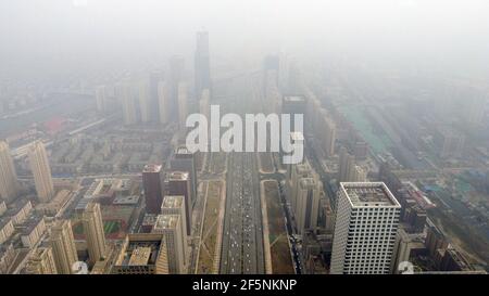 Tianjin. März 2021, 27th. Luftaufnahme vom 27. März 2021 zeigt nebelverkleidete Gebäude in Tianjin, Nordchina. Kredit: Zhao Zishuo/Xinhua/Alamy Live Nachrichten Stockfoto