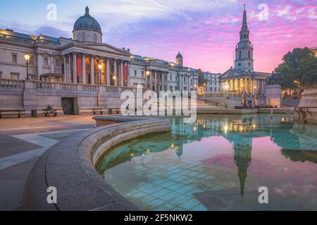 Am Trafalgar Square und in der National Gallery im Zentrum von London, Großbritannien, erwartet Sie ein farbenfroher, dramatischer Sonnenaufgang oder Sonnenuntergang. Stockfoto