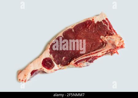 Frisches, rohes Rindersteak. Close-up-Steak mit Rippenauge, isoliert auf weißem Hintergrund und Schnittpfad. Stockfoto
