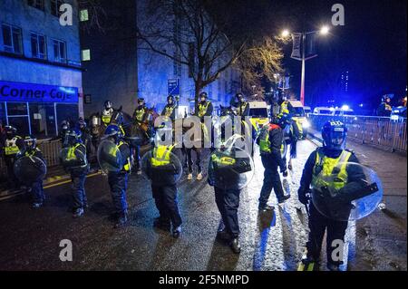 Polizei und Demonstranten stoßen zusammen, während sich die Offiziere auflösen Die Menge bei einem 'Kill the Bill'-Protest in Bristol Stockfoto