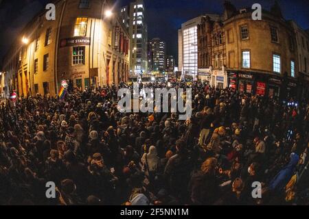 Polizei und Demonstranten stoßen zusammen, während sich die Offiziere auflösen Die Menge bei einem 'Kill the Bill'-Protest in Bristol Stockfoto