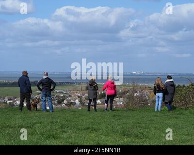 Minster on Sea, Kent, Großbritannien. März 2021, 27th. UK Wetter: Ein sonniger Nachmittag in Minster on Sea, Kent. Die Regel von 6 wird am Montag zurückkehren. Kredit: James Bell/Alamy Live Nachrichten Stockfoto