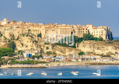 Landschaft von Tropea und das Heiligtum von Santa Maria dell'Isola bei Sonnenuntergang, Kalabrien, Italien. Wahrzeichen Kalabriens, ikonische Kirche in Tropea. Stockfoto