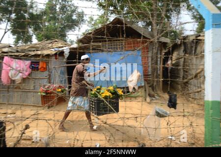 Bangladesch verteidigt den Einsatz von Zäunen nach dem tödlichen Brand des Rohingya-Lagers im Ukhia rohingya-Flüchtlingslager in Cox'x Bazar, Bangladesch. Internationale Humanitaria Stockfoto