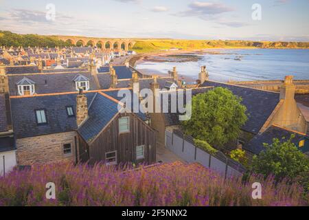 Malerische bunte Stadtlandschaft Blick auf die malerische Küste Fischerdorf Cullen Bay und Viadukt im Sommer in Moray Schottland. Stockfoto