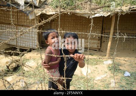 Bangladesch verteidigt den Einsatz von Zäunen nach dem tödlichen Brand des Rohingya-Lagers im Ukhia rohingya-Flüchtlingslager in Cox'x Bazar, Bangladesch. Internationale Humanitaria Stockfoto