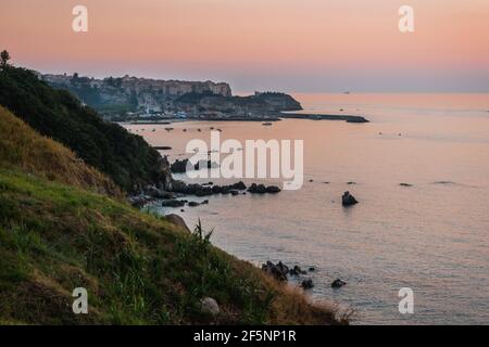 Landschaft von Tropea und das Heiligtum von Santa Maria dell'Isola bei Sonnenuntergang, Kalabrien, Italien. Wahrzeichen Kalabriens, ikonische Kirche in Tropea. Stockfoto