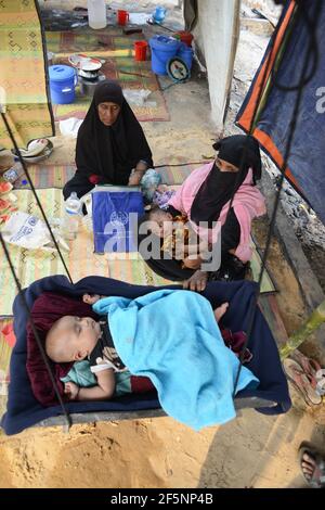 Frauen und ihre Kinder sind in einem provisorischen Zelt zu sehen Inmitten von temporären Unterkünften für vertriebene Rohingya Flüchtlinge Tage eingerichtet Nach einem Brand auf einen Flüchtling Stockfoto