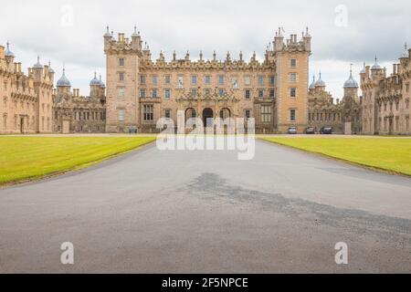 Kelso, Schottland - Juli 14 2019: Das historische 18th Jahrhundert Etagen Schloss und Anwesen in der Nähe von Kelso in der Scottish Borders, Schottland, Großbritannien. Stockfoto