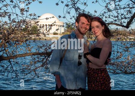 Washington, Usa. März 2021, 26th. Am 26. März 2021 genossen junge Berufstätige und Studenten einen warmen Tag im Tidal Basin in Washington, DC, um die Cherry Blossoms am Tag zu sehen, bevor sie vor der Hauptsaison für die Öffentlichkeit schließt, um Menschenmassen zu vermeiden, Aufgrund steigender Covid-Fälle und als Vorsichtsmaßnahme von großen Frühlingsferien Menschenmengen in Miami, Florida. (Foto von Tony Peltier/Sipa USA) Quelle: SIPA USA/Alamy Live News Stockfoto