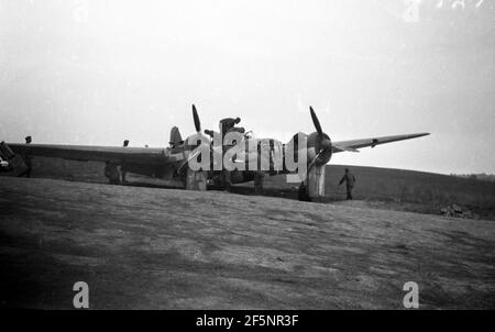 Sowjetarmee / Rote Armee Ostfront Bruchlandung Bomber Tupolew Sb 2 / ANT-40 - Rote Armee stürzte Flugzeug Eastern Front Stockfoto