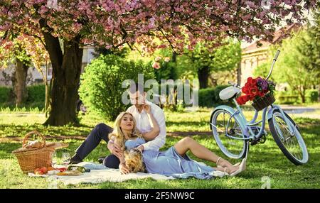 Für immer Liebe. Jubiläum feiern. Glückliche Familie im Sommerpark. Essen und Trinken. Mann und Frau. Romantisches Paar auf Picknick. Liebe Datum im Frühjahr Stockfoto