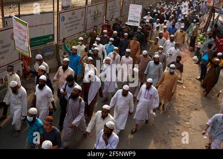 Dhaka, Bangladesch. März 2021, 27th. Aktivisten einer islamischen politischen Gruppe, Während der Demonstration marschiert eine islamistische Gruppe auf harte Linie entlang der Straße.viele islamistische Gruppen und Aktivistengruppen veranstalteten am zweiten Tag in Folge eine Anti-Modi-Demonstration und forderten Gerechtigkeit für die verletzten Demonstranten bei den gestrigen Zusammenstößen zwischen Demonstranten und Polizei während eines Protestes gegen Narendra Modi Besuch in Bangladesch. (Foto von Sultan Mahmud Mukut/SOPA Images/Sipa USA) Quelle: SIPA USA/Alamy Live News Stockfoto