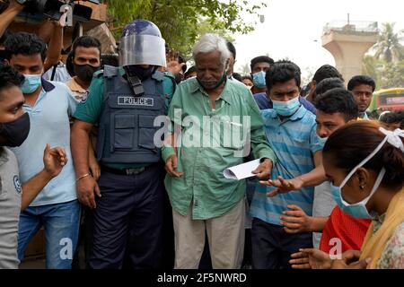 Dhaka, Bangladesch. März 2021, 27th. Polizeibeamte verlagern die Organisatoren von der Anti-Modi-Demonstration im Presseclubv-Bereich.viele islamische politische Gruppen und AktivistInnen veranstalteten am zweiten Tag in Folge Anti-Modi-Demonstrationen und forderten auch Gerechtigkeit für die verletzten Demonstranten aus den gestrigen Zusammenstößen zwischen Demonstranten und Polizei während eines Protestes gegen Narendra Modi Besuch in Bangladesch. (Foto von Sultan Mahmud Mukut/SOPA Images/Sipa USA) Quelle: SIPA USA/Alamy Live News Stockfoto