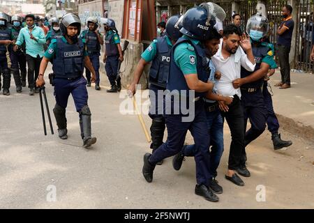 Dhaka, Bangladesch. März 2021, 27th. Aktivisten einer islamischen politischen Gruppe, Während der Demonstration marschiert eine islamistische Gruppe auf harte Linie entlang der Straße.viele islamistische Gruppen und Aktivistengruppen veranstalteten am zweiten Tag in Folge eine Anti-Modi-Demonstration und forderten Gerechtigkeit für die verletzten Demonstranten bei den gestrigen Zusammenstößen zwischen Demonstranten und Polizei während eines Protestes gegen Narendra Modi Besuch in Bangladesch. (Foto von Sultan Mahmud Mukut/SOPA Images/Sipa USA) Quelle: SIPA USA/Alamy Live News Stockfoto