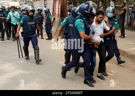 Dhaka, Bangladesch. März 2021, 27th. Aktivisten einer islamischen politischen Gruppe, Während der Demonstration marschiert eine islamistische Gruppe auf harte Linie entlang der Straße.viele islamistische Gruppen und Aktivistengruppen veranstalteten am zweiten Tag in Folge eine Anti-Modi-Demonstration und forderten Gerechtigkeit für die verletzten Demonstranten bei den gestrigen Zusammenstößen zwischen Demonstranten und Polizei während eines Protestes gegen Narendra Modi Besuch in Bangladesch. (Foto von Sultan Mahmud Mukut/SOPA Images/Sipa USA) Quelle: SIPA USA/Alamy Live News Stockfoto