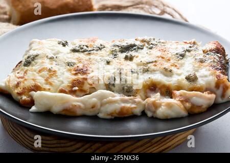 Lasagne (italienisch: Lasagne) ist eine Art von Pasta, die in Laken serviert wird (um Lasagne genannt zu werden, muss es mindestens vier Schichten von Pasta und Zutaten haben Stockfoto