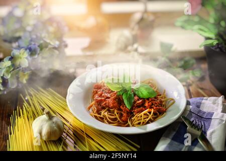 Leckere und hausgemachte Spaghetti Bolognese gut gewürzt Stockfoto