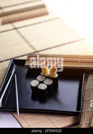 Leckere Sushi-Brötchen aus frischen, leckeren und gesunden Zutaten Fisch Stockfoto