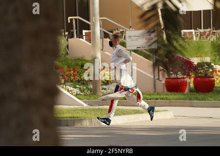 Sakhir, Bahrain. März 2021, 27th. Motorsport, Formel 1, Weltmeisterschaft, Bahrain Grand Prix, 3rd Freies Training: Mick Schumacher vom Haas F1 Team im Fahrerlager. Kredit: Hasan Bratic/dpa/Alamy Live Nachrichten Stockfoto