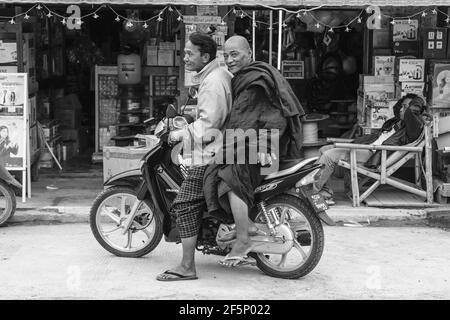 Ein buddhistischer Mönch auf dem Rücken eines Motorrades, Nyaung Shwe See Inle, Shan Staat, Myanmar Stockfoto