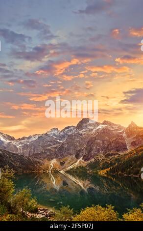 Schöner Blick auf einen bunten Sonnenuntergang über dem Meer Teich in der polnischen Tatra Stockfoto