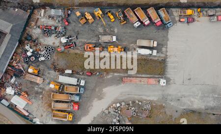 Luftaufnahme von Maschinen und Minenanlagen in der geparkten Arbeitsgrundlage.Asphaltmaschinen Stockfoto