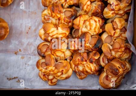 Frische leckere Backwaren auf Pergament zum Backen Draufsicht Stockfoto