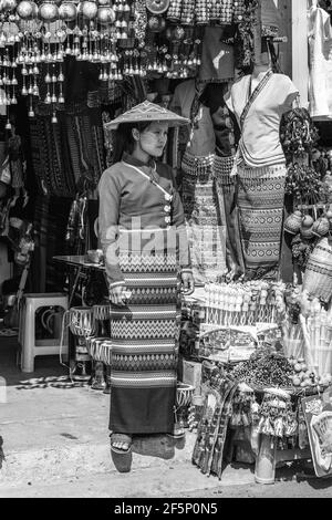 Eine lokale Ladenbesitzer für Kunden, Pindaya, Shan Staat, Myanmar suchen. Stockfoto