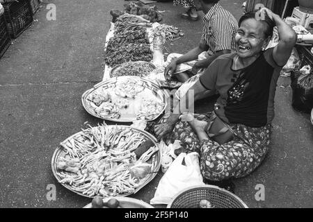 Eine Frau verkauft Geflügelprodukte in der 26. Street Market, Yangon, Myanmar. Stockfoto