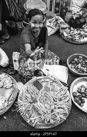 Eine Frau verkauft Geflügelprodukte in der 26. Street Market, Yangon, Myanmar. Stockfoto