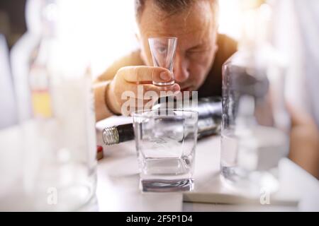 Betrunkener Mann mit Alkoholproblem braucht Therapie Stockfoto