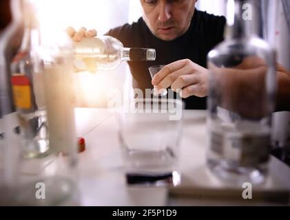 Betrunkener Mann mit Alkoholproblem braucht Therapie Stockfoto