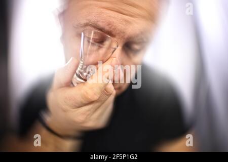 Betrunkener Mann mit Alkoholproblem braucht Therapie Stockfoto