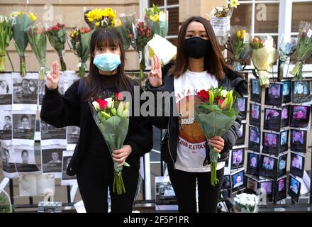 London, Großbritannien. März 2021, 27th. Demonstration vor der Botschaft von Myanmar in Mayfair gegen den Militärputsch. Viele Demonstranten wurden erschossen. Bilder von einigen der Opfer sind vor der Botschaft ausgestellt. Kredit: Mark Thomas/Alamy Live Nachrichten Stockfoto