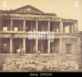 Das Innere der Secundra Bagh nach der Ermordung von 2.000 Rebellen, Lucknow. Felice Beato (Englisch, geboren Italien, 1832 - 1909) Stockfoto