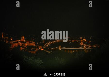 Blick aus der Vogelperspektive auf budapest bei Nacht Stockfoto