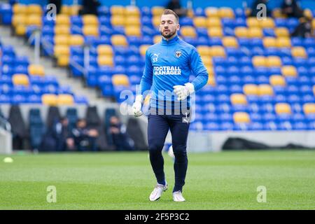 LONDON, GROSSBRITANNIEN. MÄRZ 27th Sam Walker von AFC Wimbledon erwärmt sich während des Sky Bet League 1-Spiels zwischen AFC Wimbledon und Northampton Town in der Plough Lane, Wimbledon am Samstag, 27th. März 2021. (Quelle: Federico Maranesi) Quelle: MI News & Sport /Alamy Live News Stockfoto