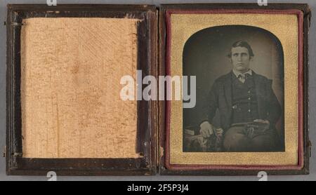 Porträt eines sitzenden Mannes mit einem verrohrten Daguerreotyp. Unbekannter Hersteller, Amerikaner Stockfoto
