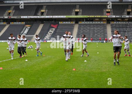 MILTON KEYNES, GROSSBRITANNIEN. MÄRZ 27th: Milton Keynes Dons Spieler wärmen sich vor dem Sky Bet League 1 Spiel zwischen MK Doncaster Rovers und Doncaster im Stadium MK, Milton Keynes am Samstag, den 27th. März 2021 auf. (Kredit: John Cripps - MI News) Kredit: MI Nachrichten & Sport /Alamy Live Nachrichten Stockfoto