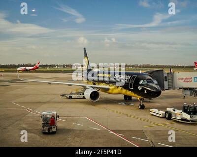 Schwarz-gelbes Flugzeug mit Logo des deutschen Fußballs club Borissia Dortmund BVB 09 Stockfoto