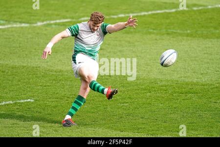 Der Londoner Ire Theo Brophy Clews erwärmt sich vor dem Spiel der Gallagher Premiership im Brentford Community Stadium, London. Bilddatum: Samstag, 27. März 2021. Stockfoto